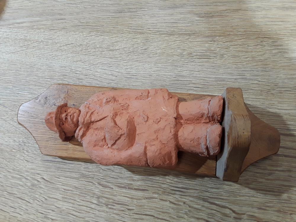 PERSONNAGE TERRE CUITE  SUR SUPPORT CHÊNE