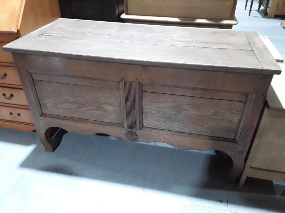 COFFRE EN CHENE SUR PIED SCULPTURE CENTRALE