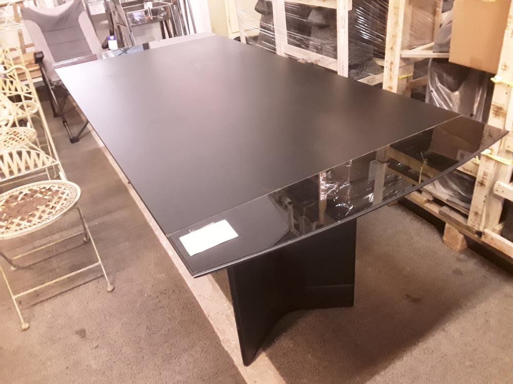 TABLE DESIGN NOIR 1M95 PAR 90CM