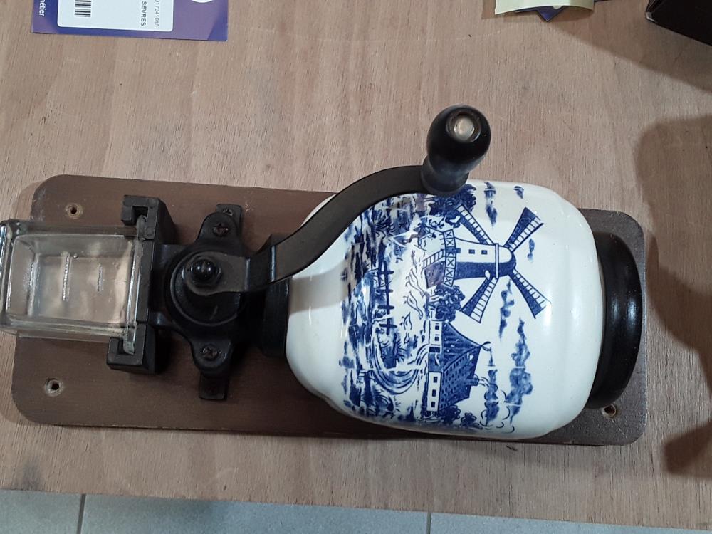 MACHINE À CAFÉ MURAL 