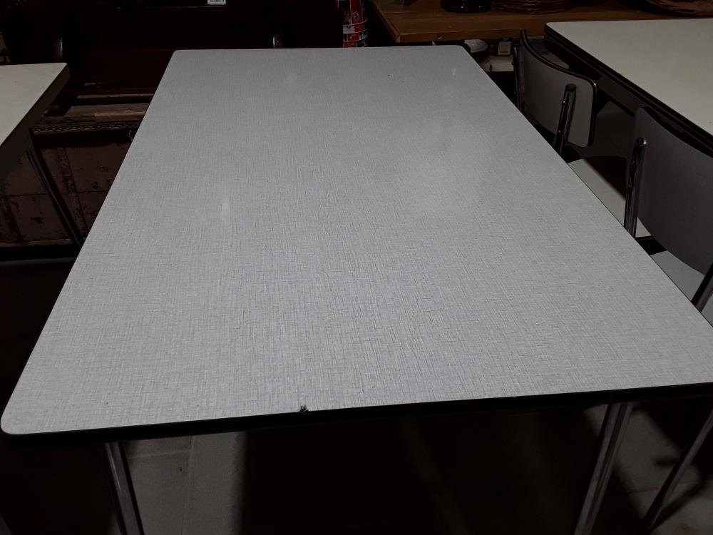 TABLE DE CUISINE FORMICA 