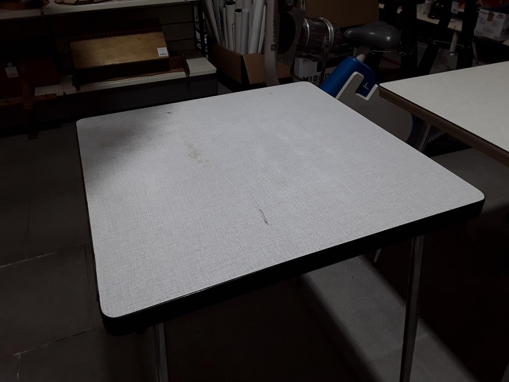 PETITE TABLE DE CUISINE FORMICA 