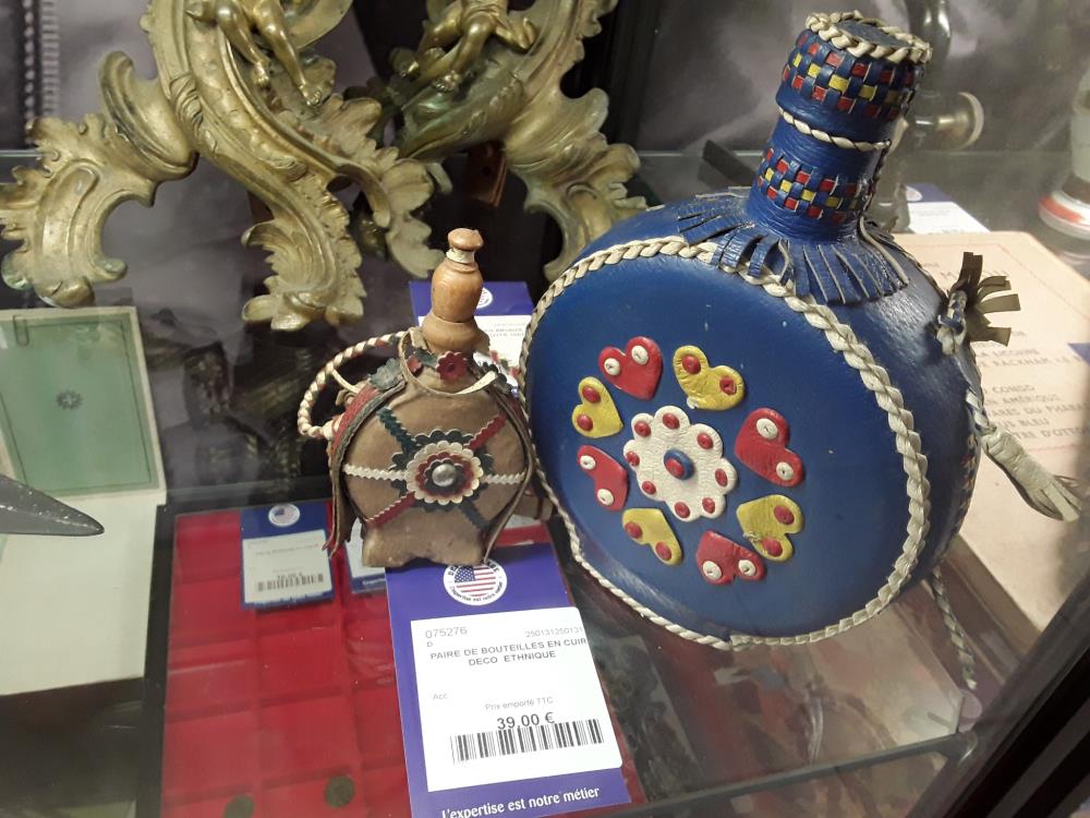 PAIRE DE BOUTEILLES EN CUIR DECO  ETHNIQUE 