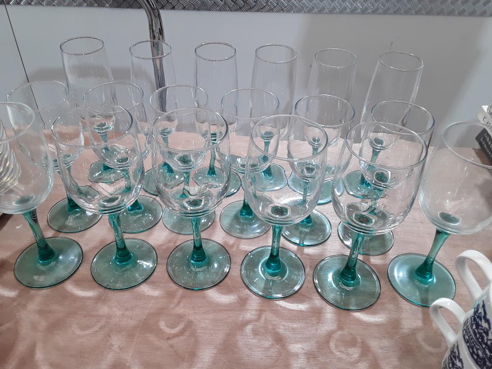 PETIT SERVICE À VERRE COLORÉ 