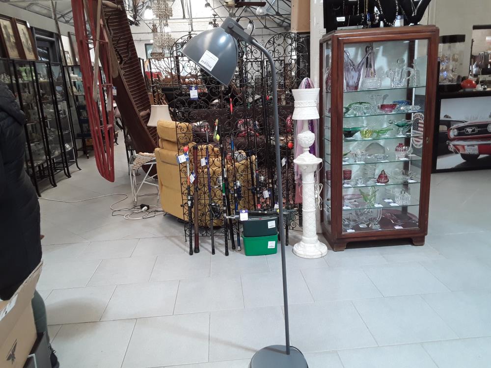 LAMPE SUR PIED EN MÉTAL 