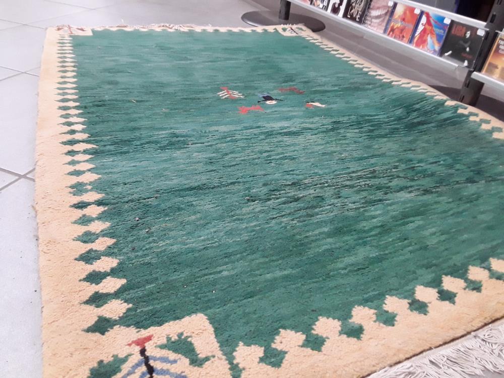 TAPIS VERT EN LAINE TISSÉ MAINS