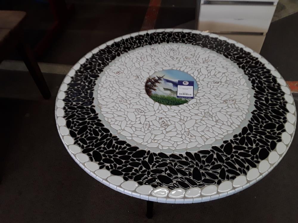 TABLE MOSAIQUE BLANCHE ET NOIR RONDE 