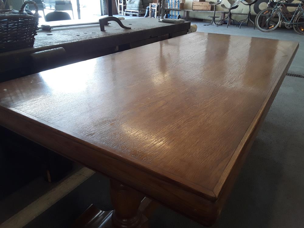 TABLE EN CHÊNE LAQUÉE 