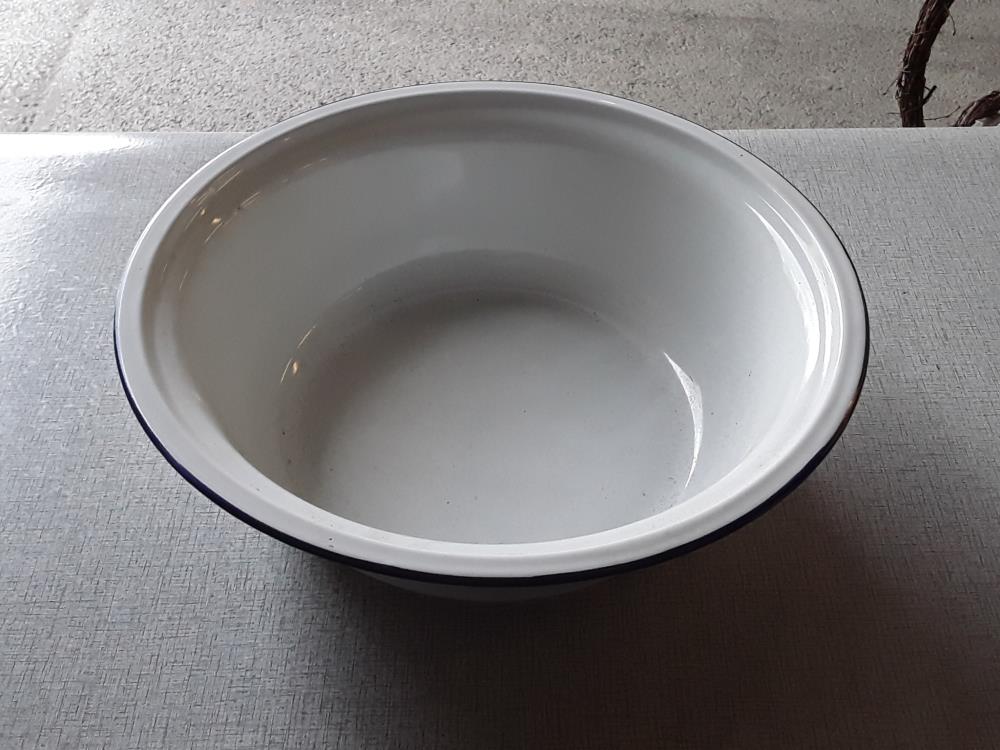 ANCIENNE BASSINE ÉMAILLÉE BLANCHE 