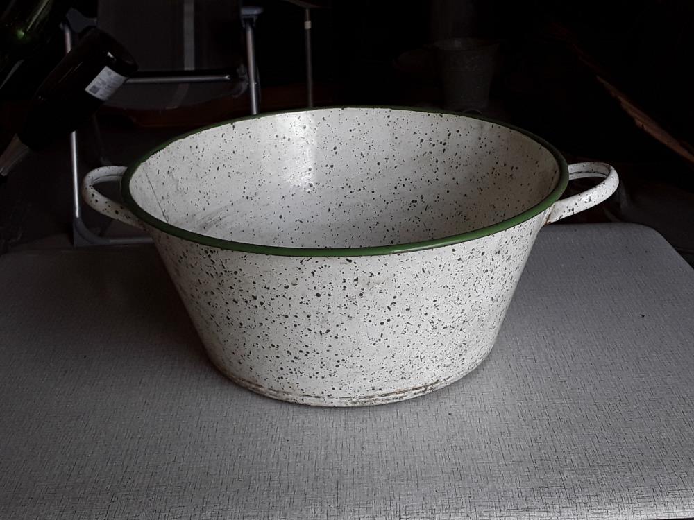 BASSINE VERTE ÉMAILLÉE MOUCHETÉ 