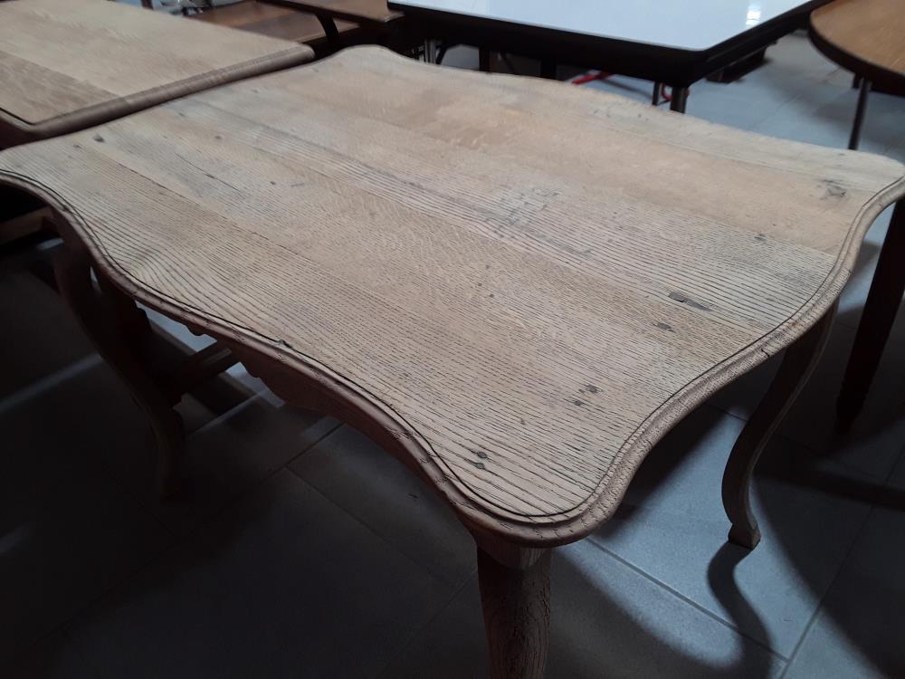TABLE D'APPOINT EN CHÊNE SABLÉ 