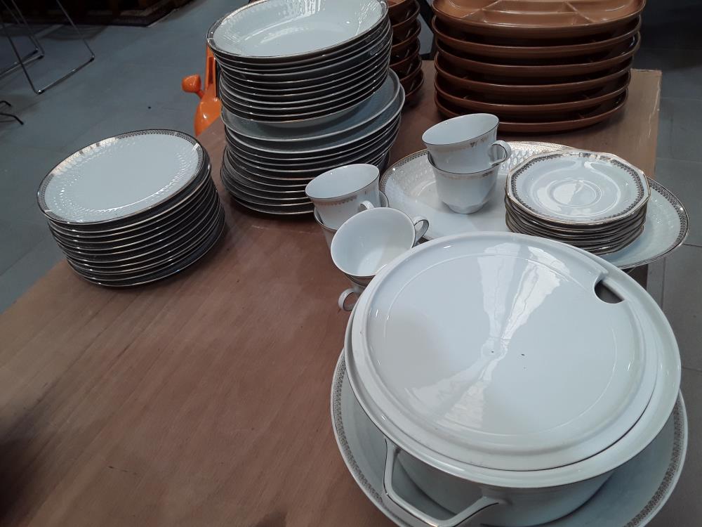 SERVICE EN PORCELAINE