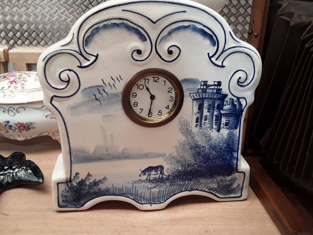 PENDULE EN FAIENCE BLEU ET BLANCHE 