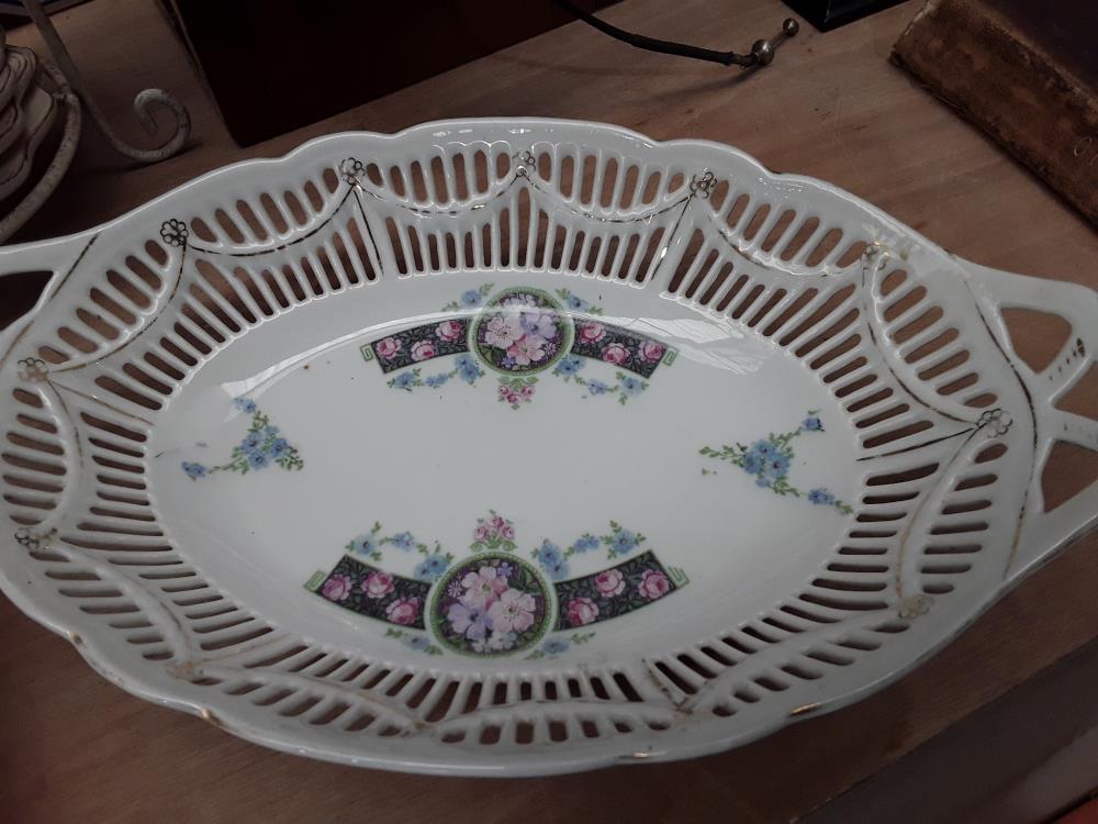 CORBEILLE EN PORCELAINE AJOURÉE 