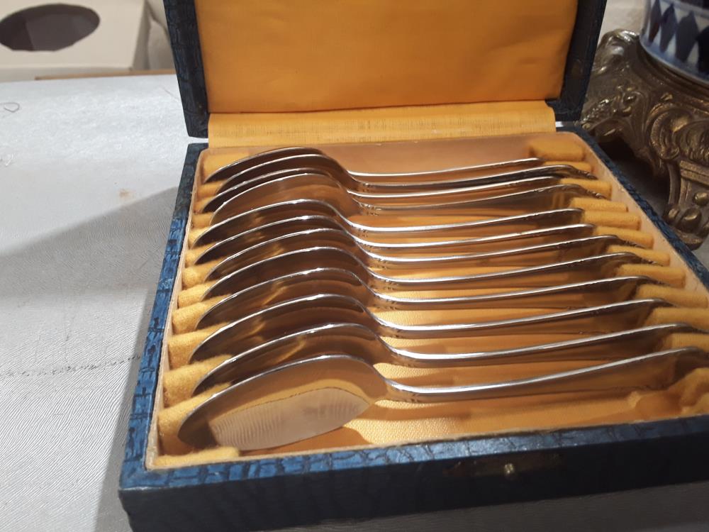 SERVICE DE TABLE EN INOX MÉNAGÉRE