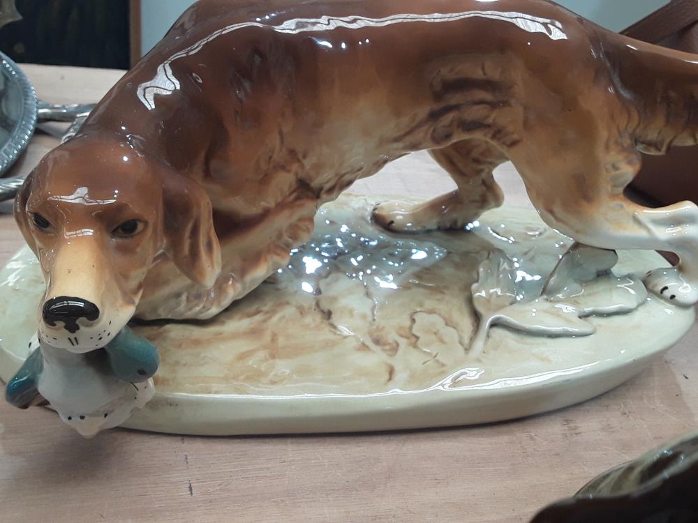 CHIEN À LA CHASSE EN FAIENCE ÉMAILLÉE 