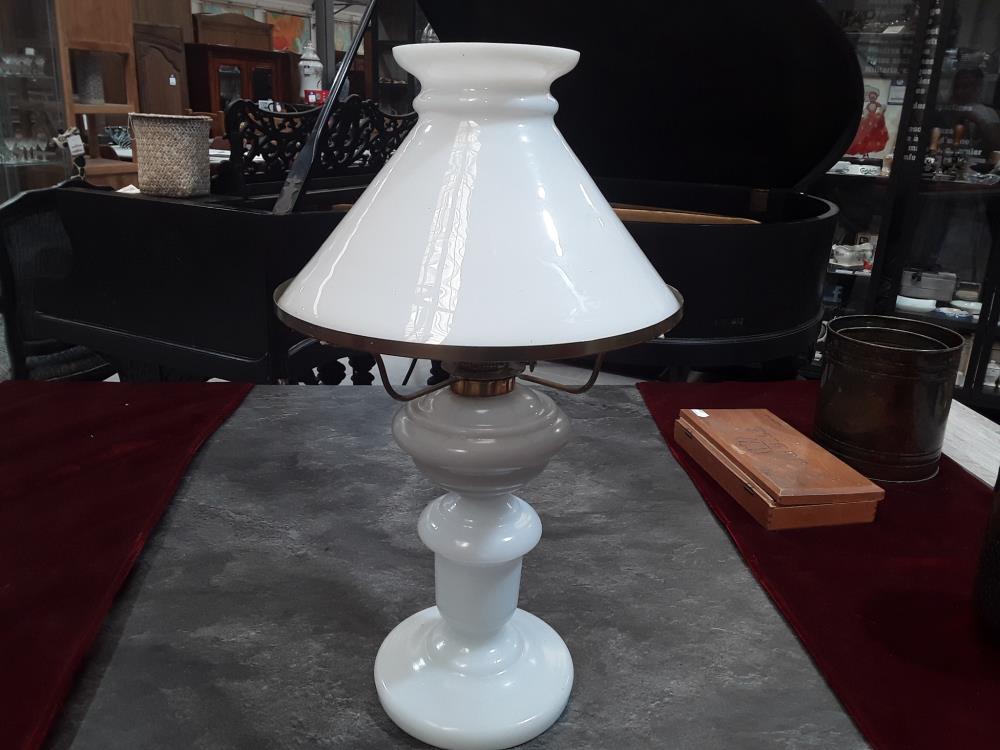 LAMPE OPALINE À HUILE 