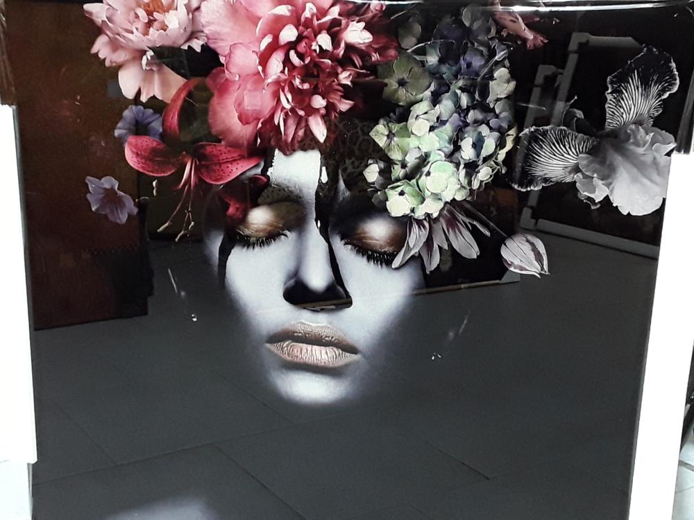 BUSTE DE FEMME IMPRESSION SUR VERRE FOND NOIR 