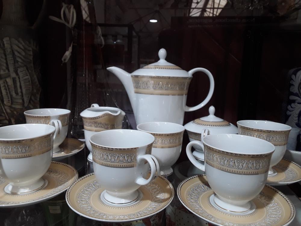 SERVICE À CAFÉ BLANC ET OR EN PORCELAINE WAWEL