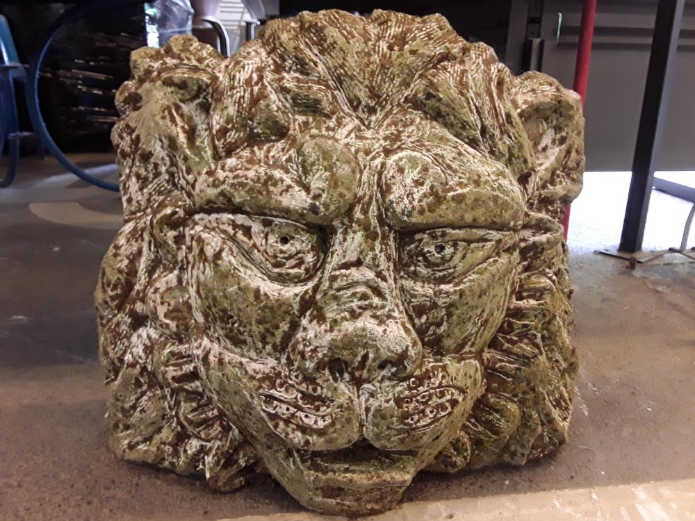 FONTAINE ANCIENNE SCULPTÉE TETE DE LION SYMBOLIQUE DE LA FORCE 