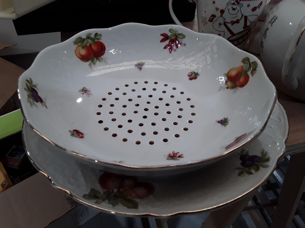 EGOUTOIR A FRAISE EN PORCELAINE 