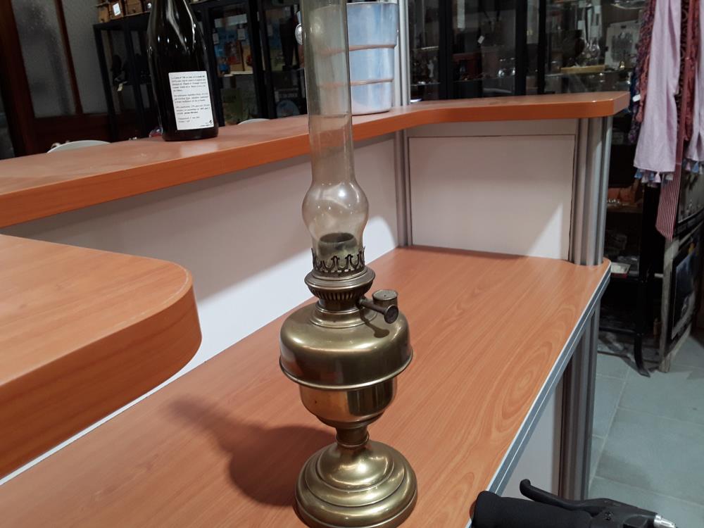 LAMPE À PÉTROLE EN CUIVRE 