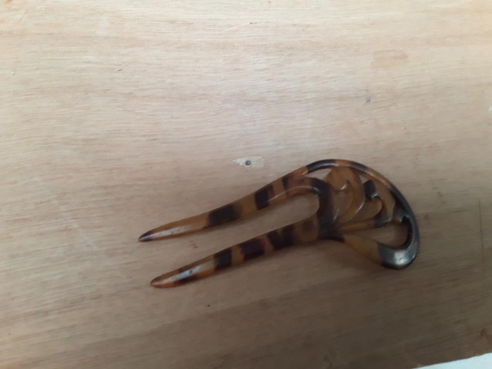 ANCIEN PEIGNE À CHEVEUX EN CORNES 