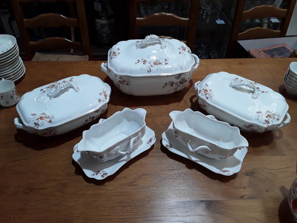 5 PIÈCES DE SERVICE PORCELAINE