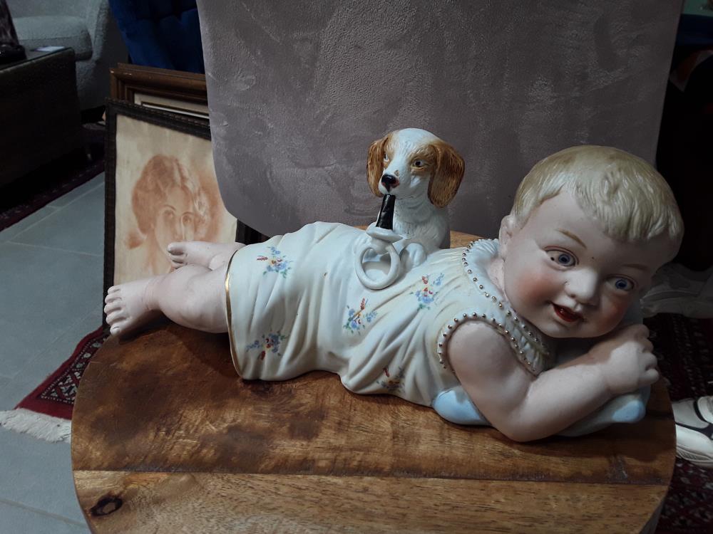 BEBE PORCELAINE AVEC CHIEN 