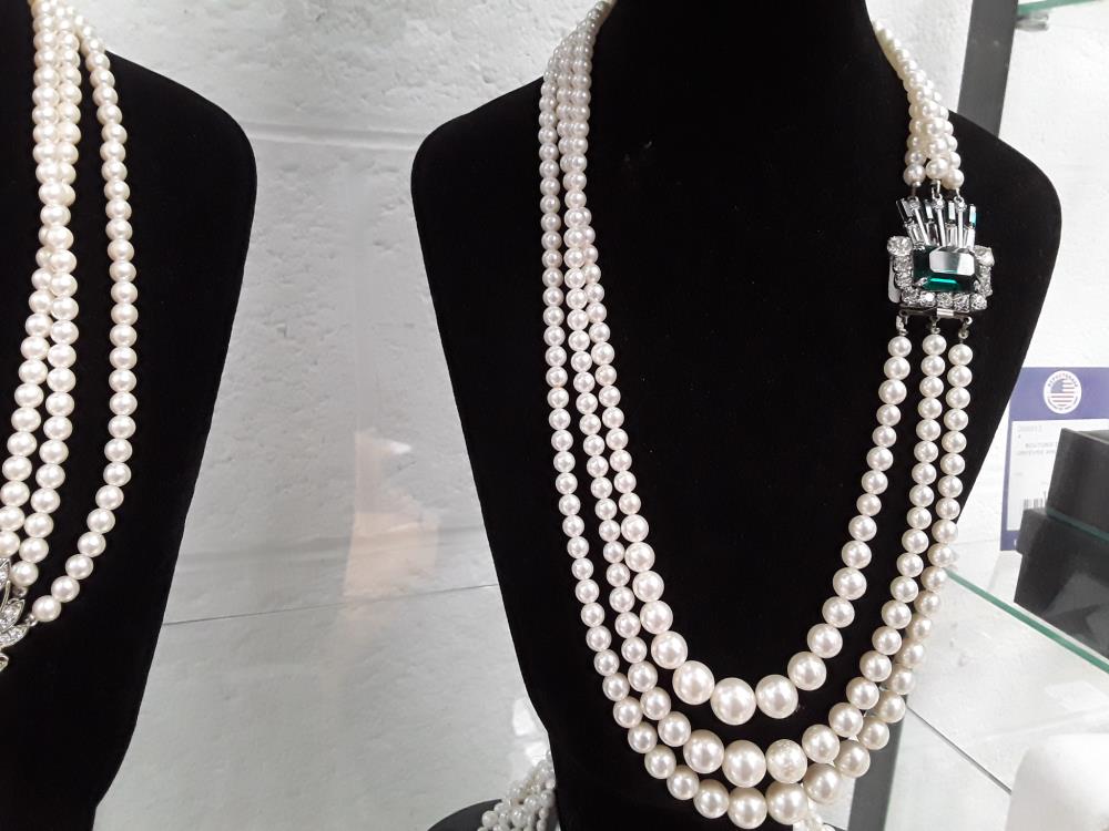 COLLIER DE SOIRÉE PERLE SYNTHÉTIQUE AVEC PIERRE VERTE 