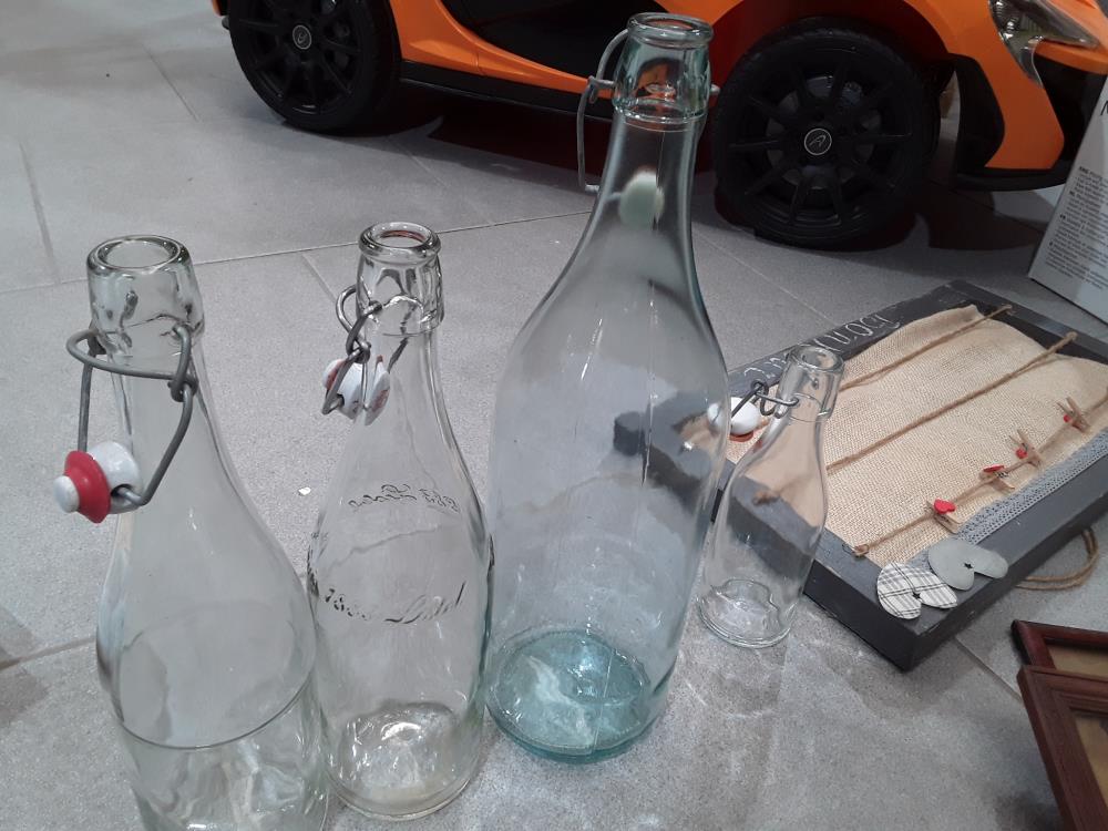  SÉRIE DE 4 BOUTEILLES EN VERRE AVEC BOUCHON 