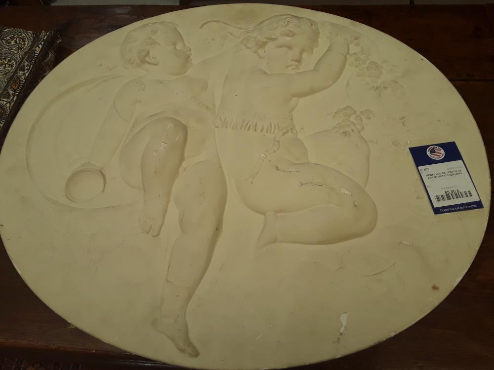 MÉDAILLON DE DESSUS DE PORTE MOTIF CHÉRUBINS 