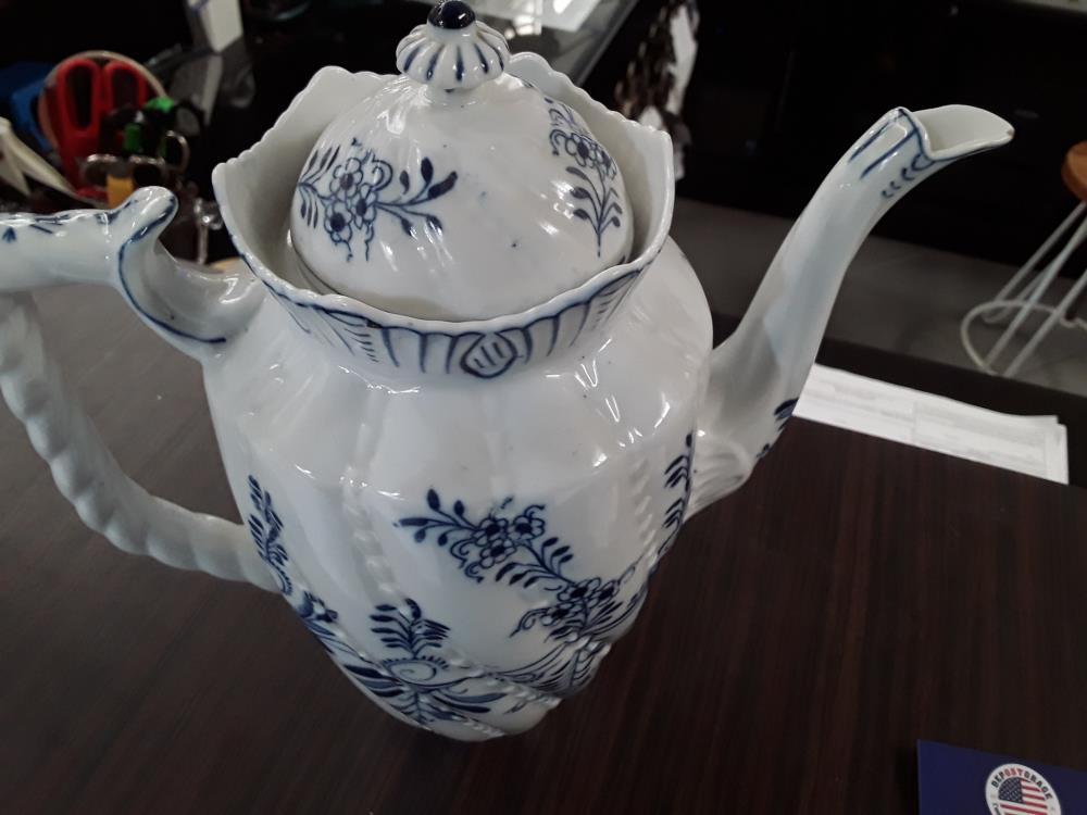 CAFETIERE EN PORCELAINE LOUIS REGOUT 19EME