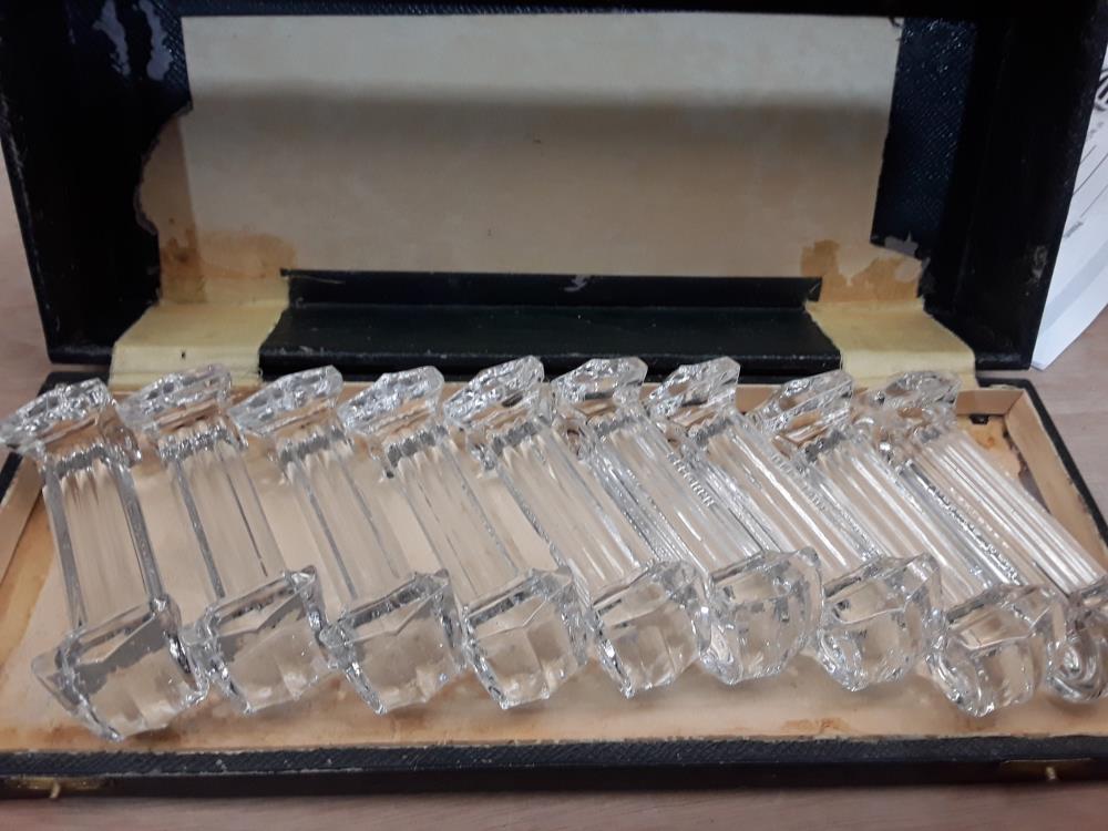 SUPPORT À COUVERTS EN VERRE 