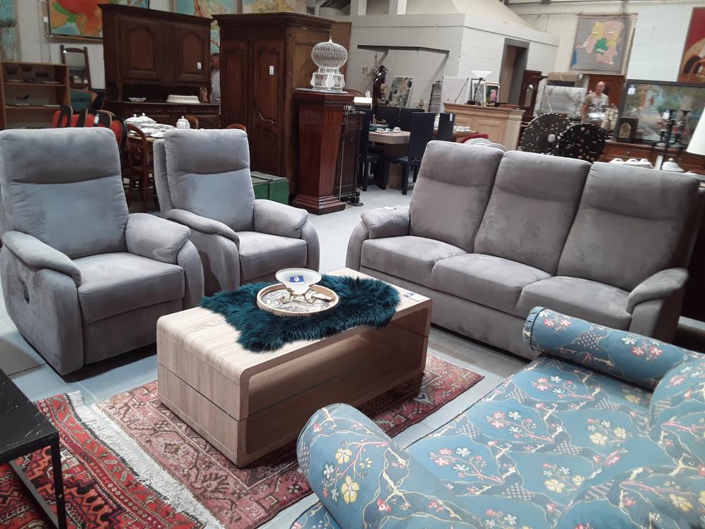 SALON 3 PLACES AVEC DEUX RELAX GRIS TRES BON CONFORT
