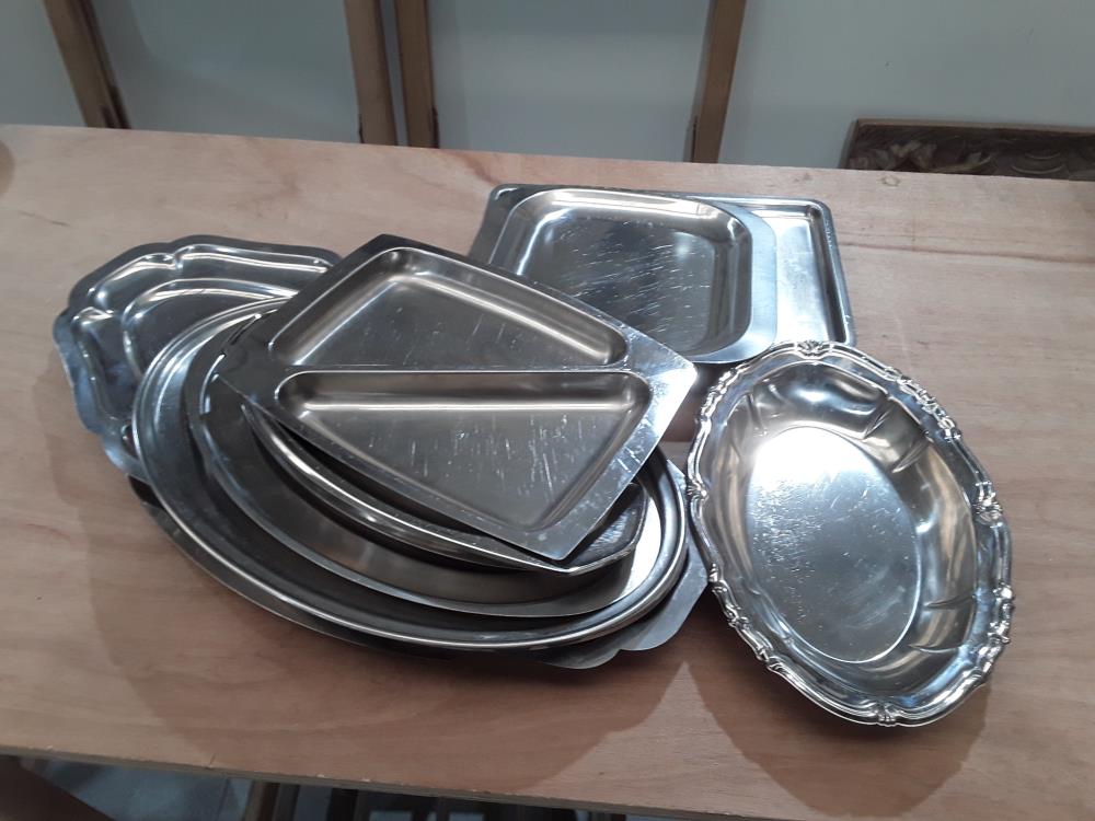 LOT DE PLATS EN INOX