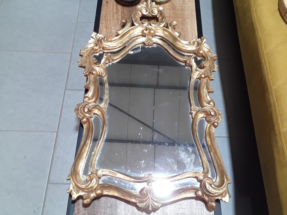 MIROIR DORÉ EN BOIS SCULPTÉ 