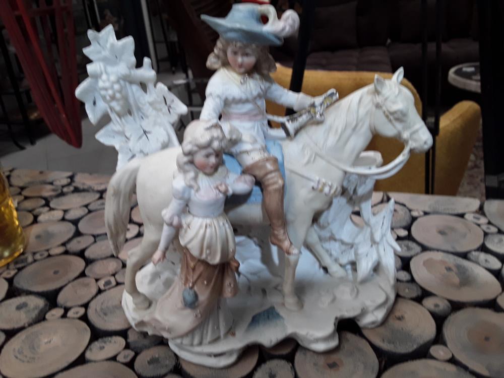 POSTURE EN PORCELAINE CAVALIER, PETITE FILLE