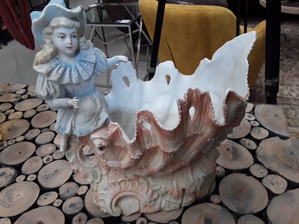 VASQUE EN PORCELAINE TENDRE PETITE FILLE ANDENNE