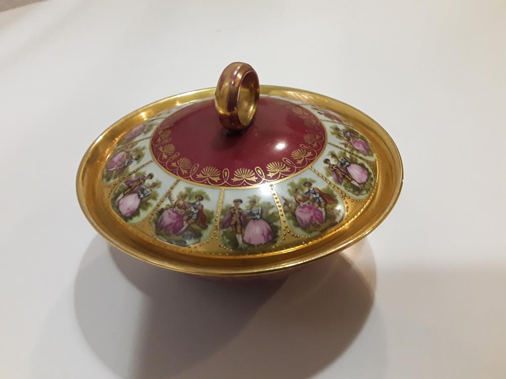 BOITE EN PORCELAINE MOTIF MARQUISE