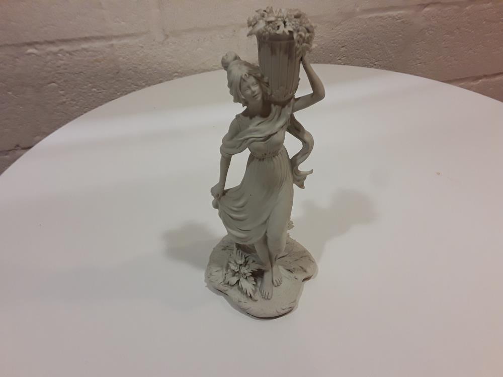 PORCELAINE TENDRE FEMME AU PANIER 