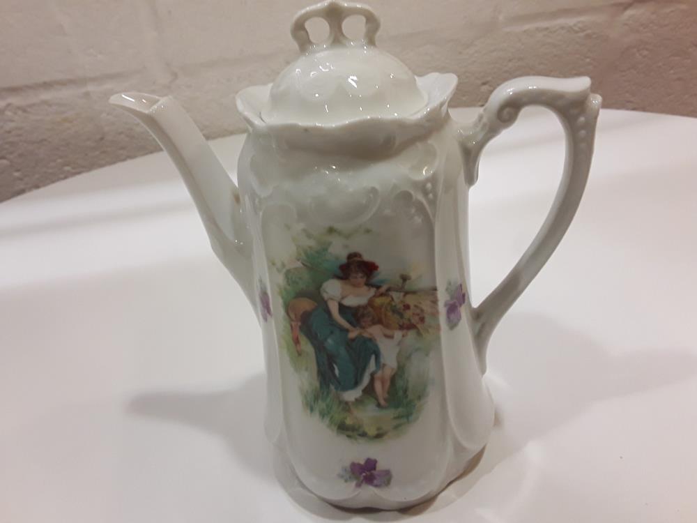 PETITE CAFETIÈRE DÉCORÉE FEMME ET ENFANT 