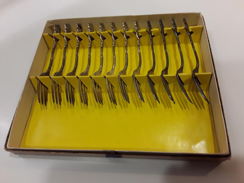 SÉRIE DE FOURCHETTES À DESSERT EN ARGENT 