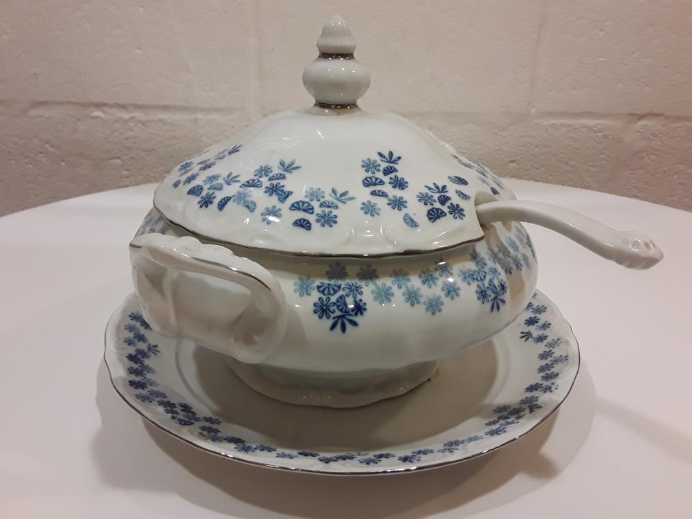 SOUPIÈRE MOTIF FLEURS BLEUES