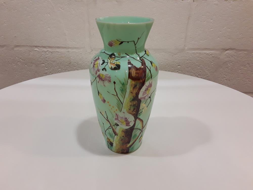 VASE VERT  AVEC MOTIF FLORAL