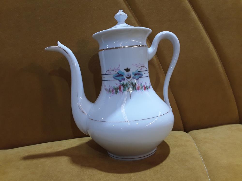 CAFETIÈRE BLANCHE À LISERÉ DORÉ