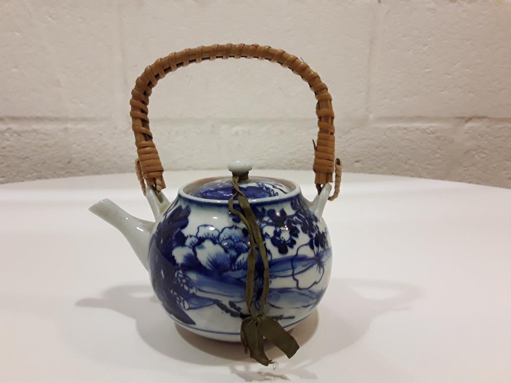 THÉIÈRE CHINOISEBLANCHE À MOTIF BLEU