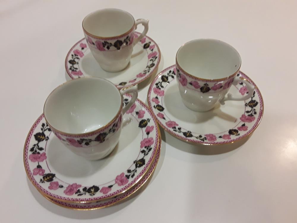 TASSE ET SOUS-TASSE À MOTIF ROSE