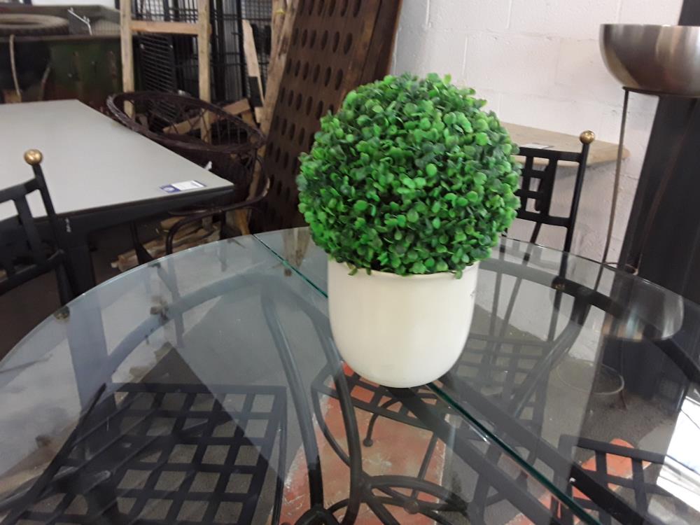 VASE DECO AVEC BOULE DE BUIS 