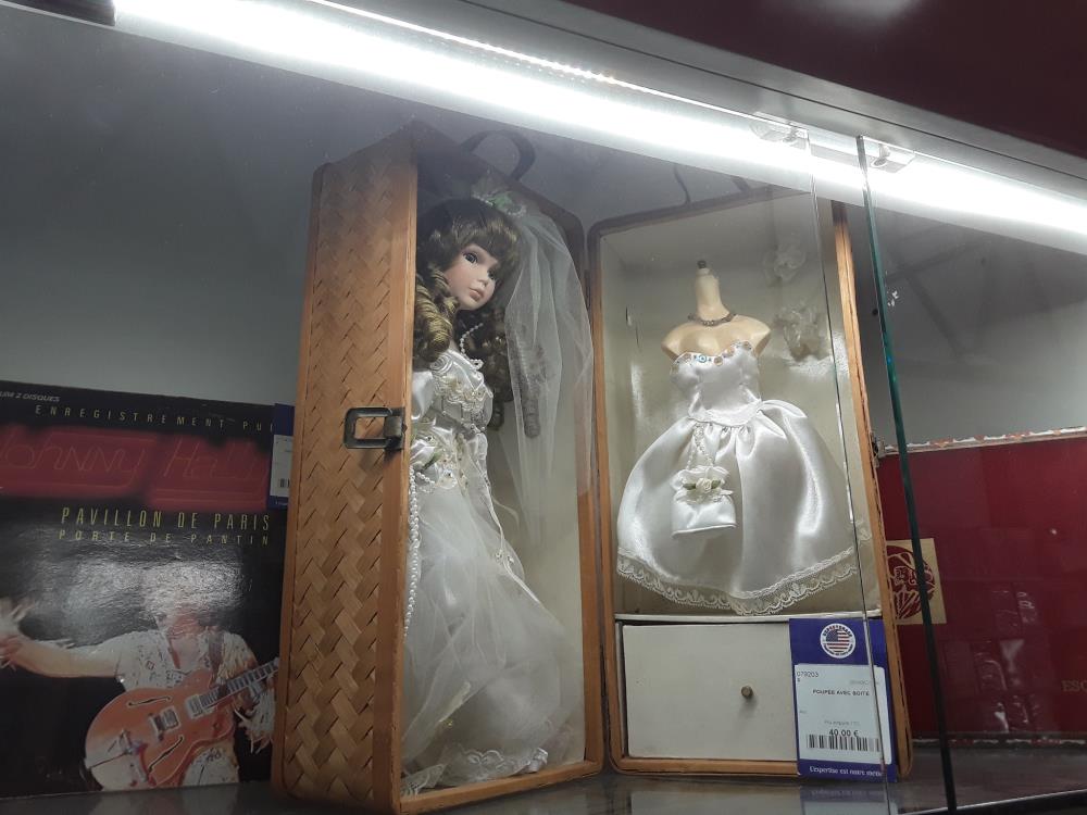 POUPÉE AVEC BOITE 